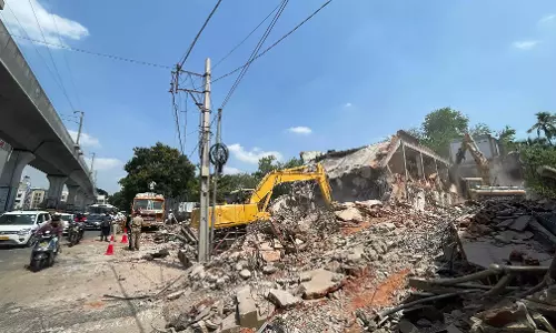 HYDRAA ने बेगमपेट में ड्रेनेज लाइन के अतिक्रमण को ध्वस्त किया