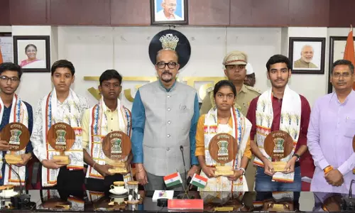 राज्यपाल डेका से सरस्वती शिक्षा संस्थान के मेधावी विद्यार्थियों ने की मुलाकात