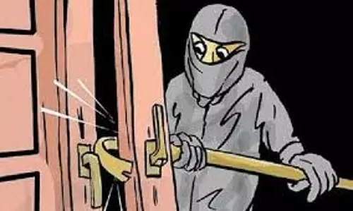 Moradabad: सोते परिजनों के पीछे से नकब, चोर ले गए कीमती जेवर और एफडी Moradabad: सोते परिजनों के पीछे से नकब, चोर ले गए कीमती जेवर और एफडी