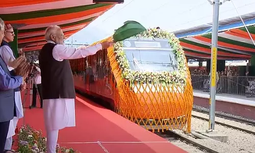 Modi ने कटरा-श्रीनगर वंदे भारत ट्रेन सेवा का उद्घाटन किया