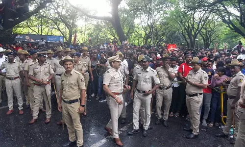 बेंगलुरु भगदड़ केस में गिरफ्तार RCB और DNA नए के चार अधिकारी कौन हैं? बेंगलुरु भगदड़ केस में गिरफ्तार RCB और DNA नए के चार अधिकारी कौन हैं?