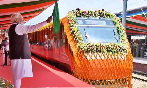 PM Modi ने कश्मीर में वंदे भारत एक्सप्रेस को किया रवाना