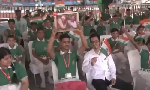 वंदे भारत मिशन के शुभारंभ से पहले पीएम मोदी का स्वागत करने के लिए कटरा में उत्साहित स्कूली छात्र जुटे