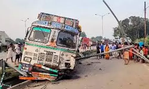 Dimapur में ट्रक ने नियंत्रण खो दिया और कई वाहनों को टक्कर मार दी