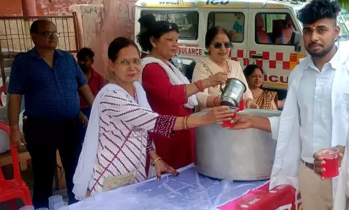 Farrukhabad: गंगा दशहरा पर जगह-जगह लगाये शरबत के स्टाल
