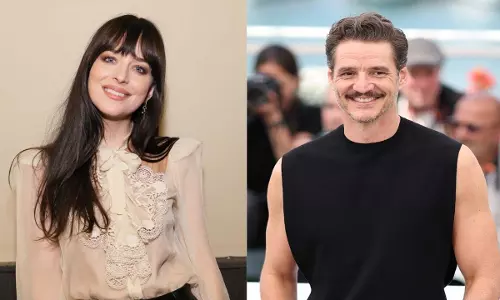 Dakota Johnson ने बताया कि पेड्रो पास्कल अक्सर उनके कपड़े क्यों उधार लेते हैं