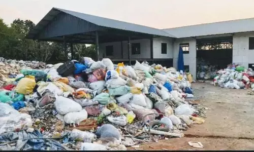 बाथरी के करिवल्लीकुन्नु में कूड़े का ढेर; अधिकारी कार्रवाई करने में विफल बाथरी के करिवल्लीकुन्नु में कूड़े का ढेर; अधिकारी कार्रवाई करने में विफल