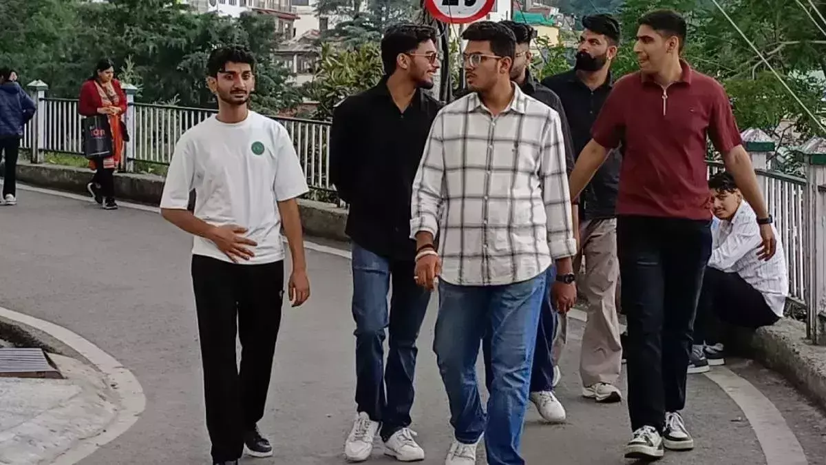 Himachal के शिमला में ठंडक से खुश सैलानी, वीकेंड में बढ़ी होटल बुकिंग Himachal के शिमला में ठंडक से खुश सैलानी, वीकेंड में बढ़ी होटल बुकिंग