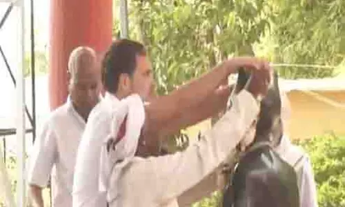 गया में राहुल गांधी ने माउंटेन मैन दशरथ मांझी को दी श्रद्धांजलि गया में राहुल गांधी ने माउंटेन मैन दशरथ मांझी को दी श्रद्धांजलि
