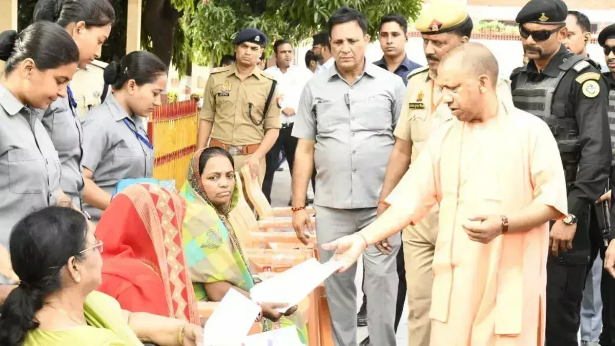 Gorakhpur: सीएम योगी ने कहा, अधिकारी जनता की समस्याओं पर तुरंत और संवेदनशील प्रतिक्रिया दें