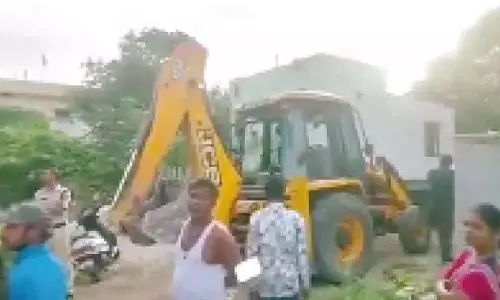 HYDRAA ने अलवाल में चिन्नारी कुंटा में अवैध इमारतों को ढहाया HYDRAA ने अलवाल में चिन्नारी कुंटा में अवैध इमारतों को ढहाया