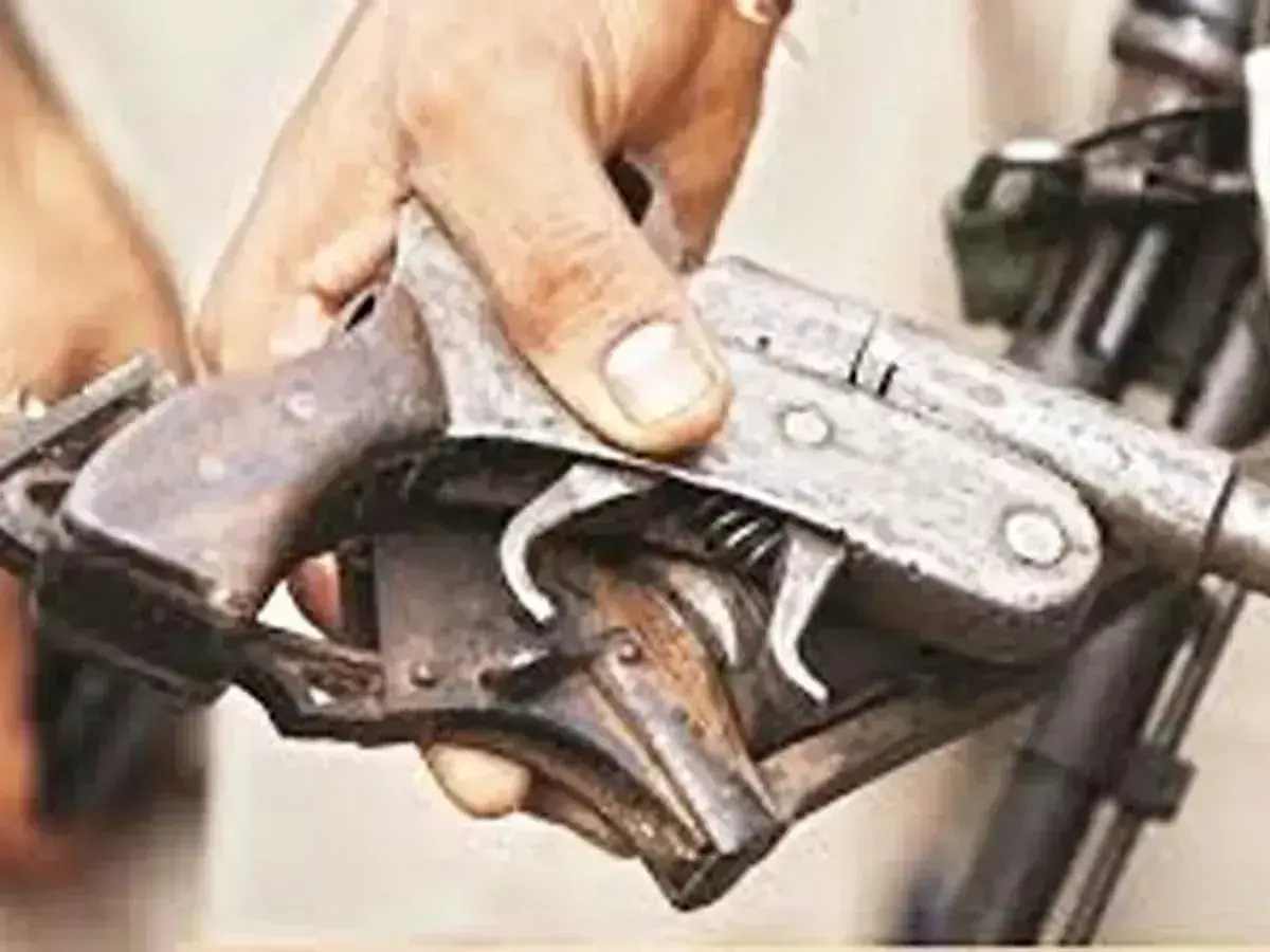 Amritsar: हथियार तस्करी के आरोप में पुलिस ने दो लोगों को किया गिरफ्तार Amritsar: हथियार तस्करी के आरोप में पुलिस ने दो लोगों को किया गिरफ्तार