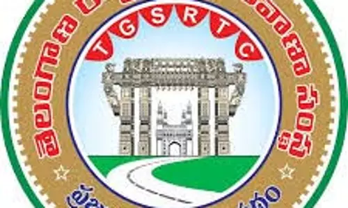 Telangana:निलंबित टीजीएसआरटीसी कर्मचारियों ने मुख्यालय पर किया प्रदर्शन, बहाली की मांग Telangana:निलंबित टीजीएसआरटीसी कर्मचारियों ने मुख्यालय पर किया प्रदर्शन, बहाली की मांग