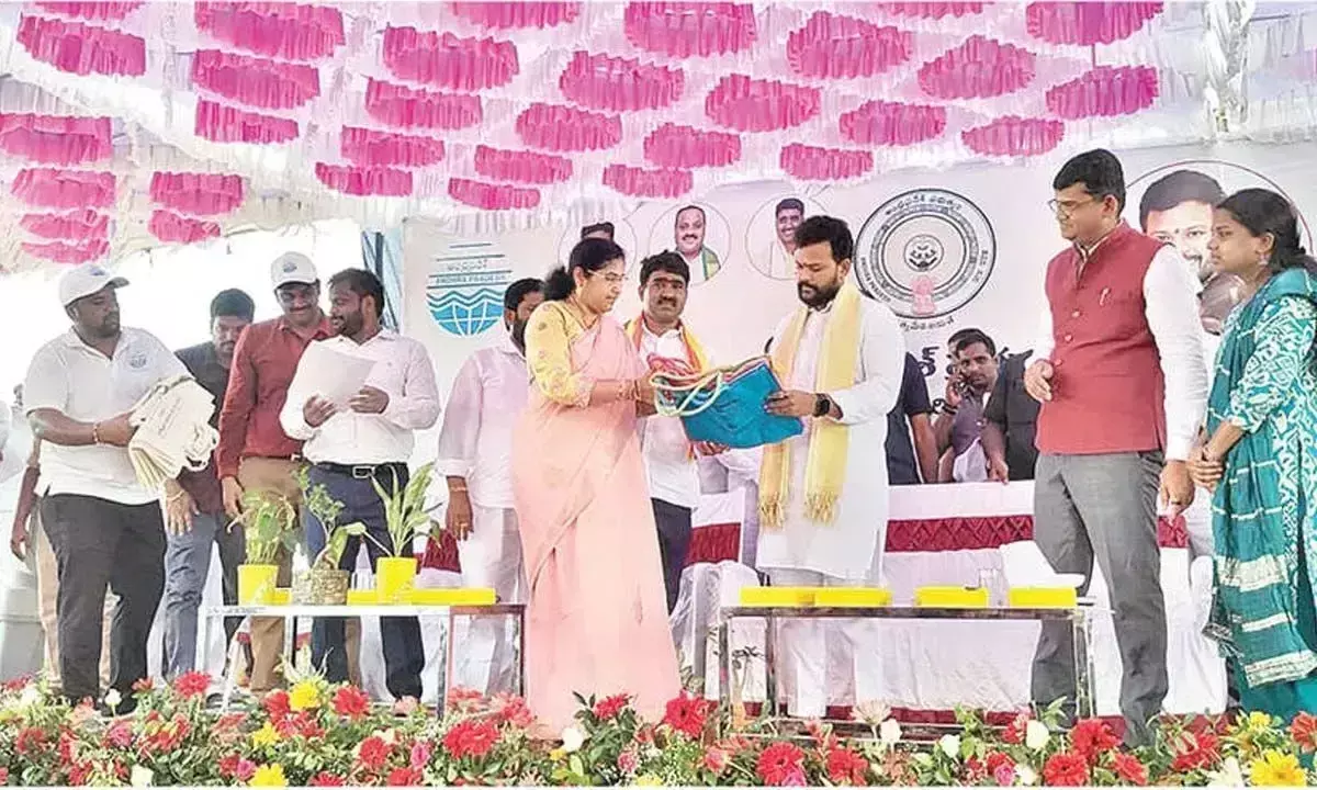 Andhra: वृक्षारोपण अभियान, वकालत कार्यक्रमों ने WED को चिह्नित किया Andhra: वृक्षारोपण अभियान, वकालत कार्यक्रमों ने WED को चिह्नित किया
