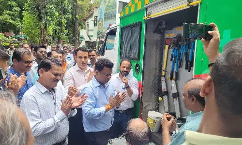 Pune : पेड़ों की हालत सुधारने के लिए पीएमसी ने कीलें, लोहे के पिंजरे और तार हटाने के लिए वैन भेजी