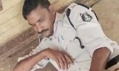 शराब पीकर सड़क में सो कर ड्यूटी दे रहा आरक्षक, वीडियो वायरल