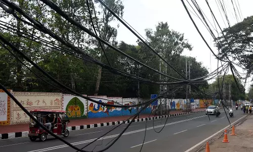 Bhopal : ओवरहेड केबल की गड़बड़ी यात्रियों के लिए खतरा बनी हुई Bhopal : ओवरहेड केबल की गड़बड़ी यात्रियों के लिए खतरा बनी हुई