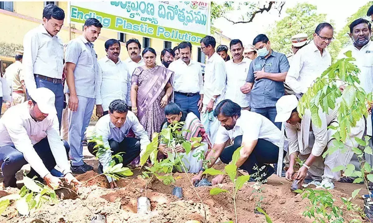 Andhra: भावी पीढ़ियों के लाभ के लिए पौधों की सुरक्षा करें Andhra: भावी पीढ़ियों के लाभ के लिए पौधों की सुरक्षा करें