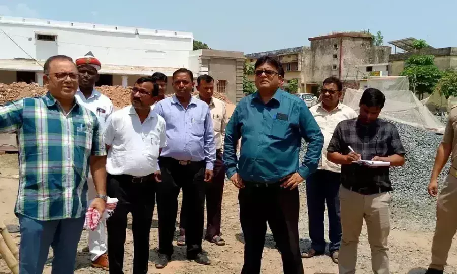 Basti: जिलाधिकारी रवीश गुप्ता ने राजकीय इन्टर कॉलेज का आकस्मिक निरीक्षण किया