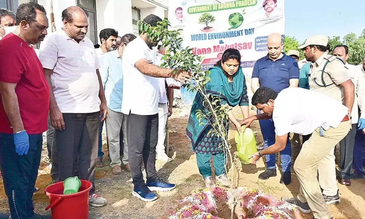 Andhra: हरियाली बढ़ाने के लिए लोगों से पौधे लगाने का आग्रह