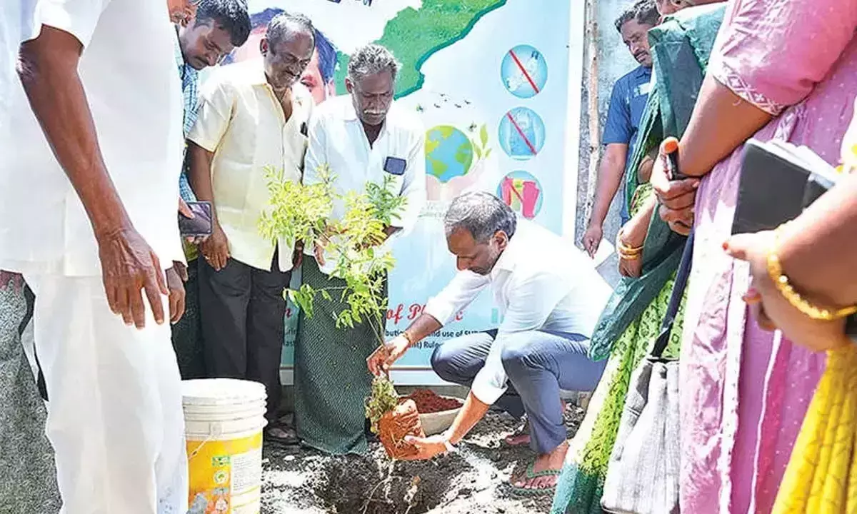 Andhra: पेड़ों की सुरक्षा की जिम्मेदारी स्वयं की: गोट्टीपति Andhra: पेड़ों की सुरक्षा की जिम्मेदारी स्वयं की: गोट्टीपति