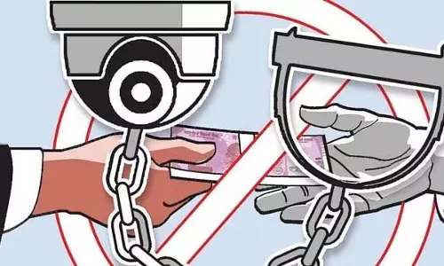Karnataka : सरकारी अधिकारी रिश्वत लेते हुए लोकायुक्त के जाल में फंसा