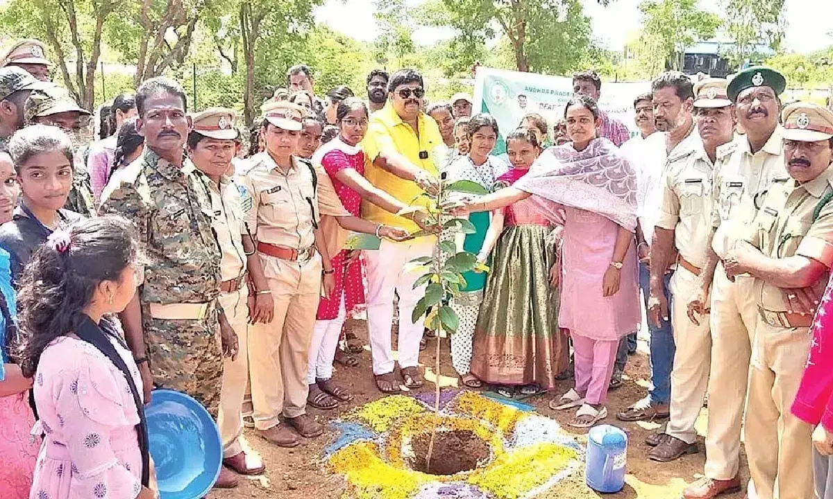 Andhra: चित्तूर विधायक ने प्लास्टिक के उपयोग पर रोक लगाने की मांग की