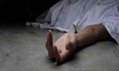 Dariya में फ्लेक्स बोर्ड ठीक कर रहे ठेकेदार की करंट से मौत Dariya में फ्लेक्स बोर्ड ठीक कर रहे ठेकेदार की करंट से मौत