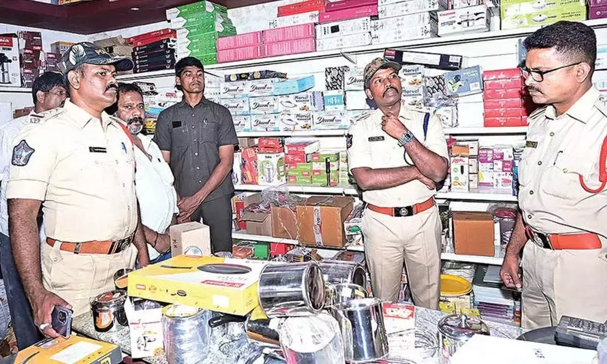 Andhra: एसपी ने चोरी वाली दुकानों का निरीक्षण किया