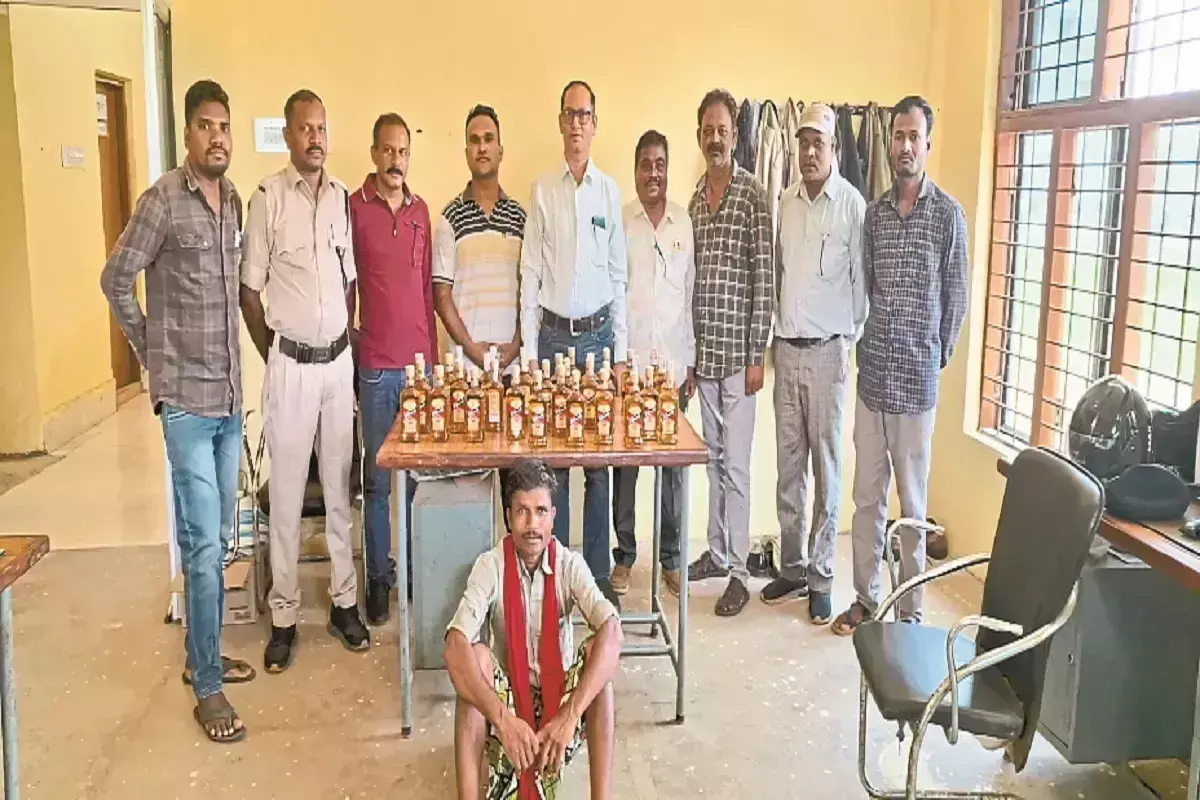Odisha सीमा पर सक्रिय तस्कर, बस्तर ले जाई जा रही विदेशी शराब पकड़ी गई Odisha सीमा पर सक्रिय तस्कर, बस्तर ले जाई जा रही विदेशी शराब पकड़ी गई