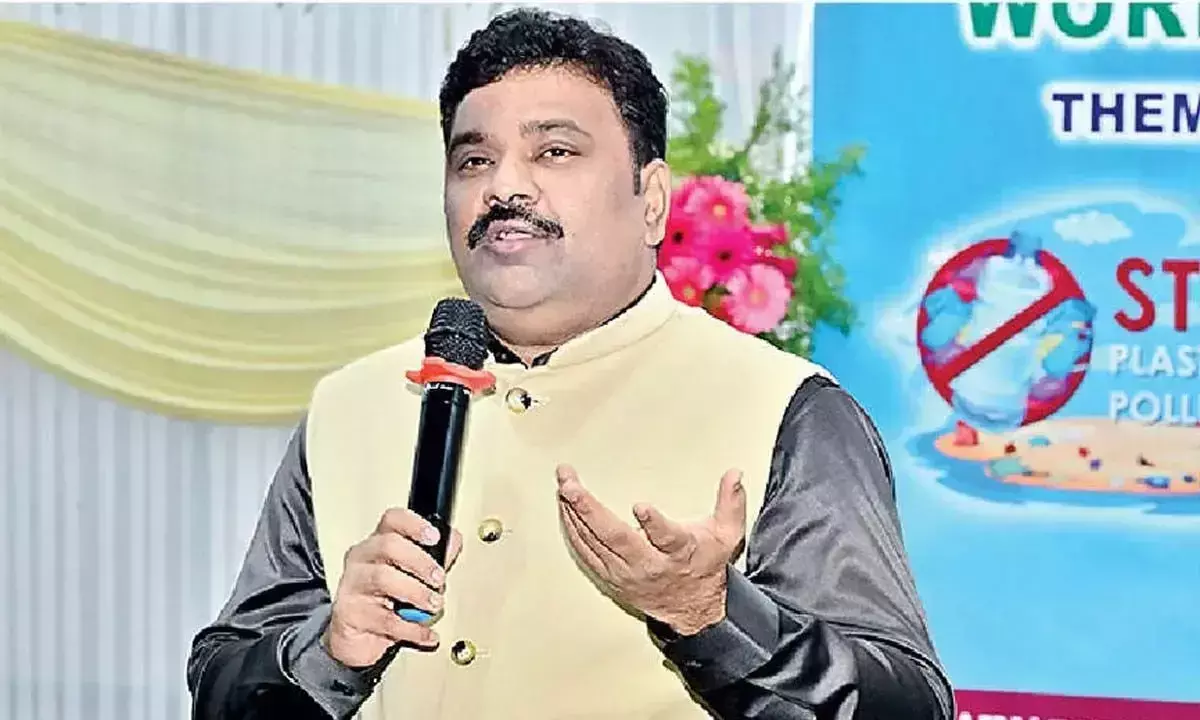 Andhra: प्लास्टिक का उपयोग कम करें और पर्यावरण की रक्षा करें: कलेक्टर