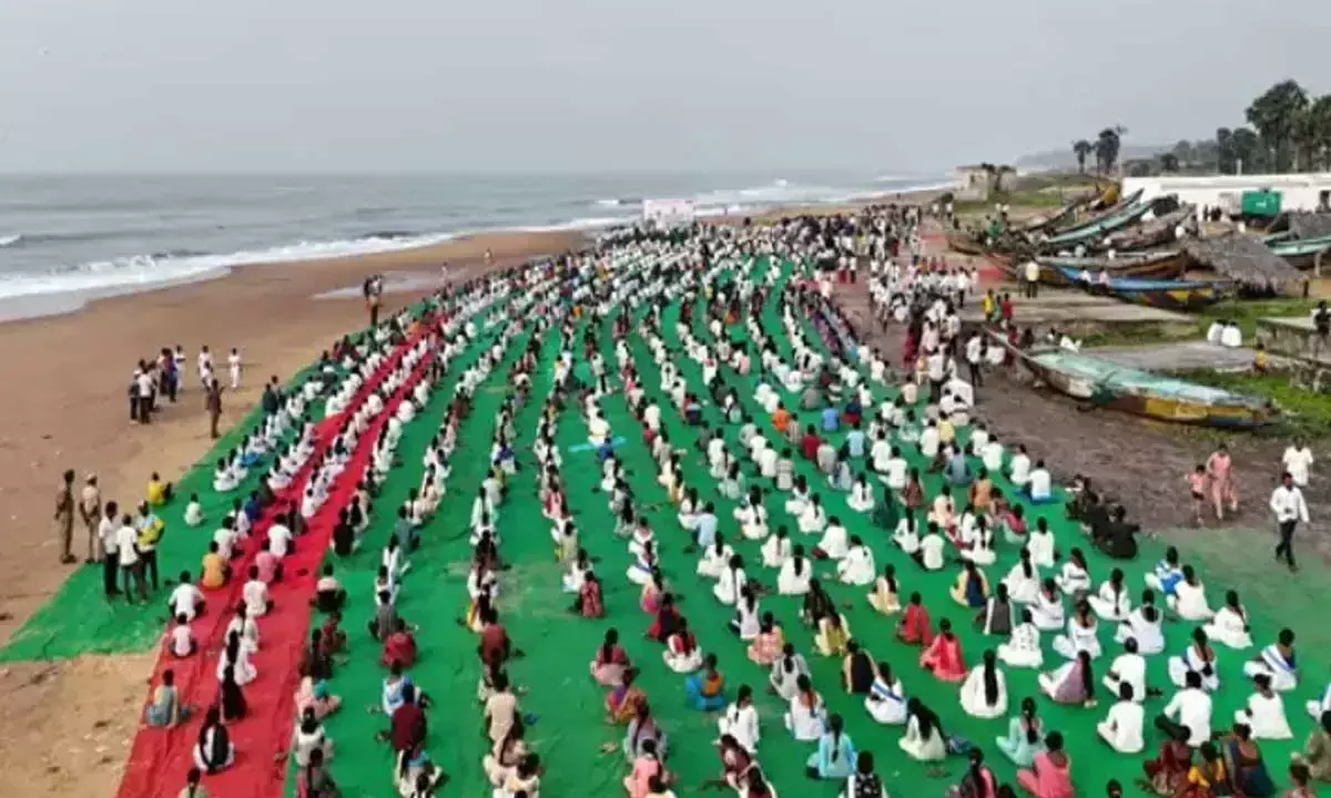 Andhra: चिंतापल्ली समुद्र तट पर योगांध्र कार्यक्रम के लिए हजारों लोग एकत्रित हुए