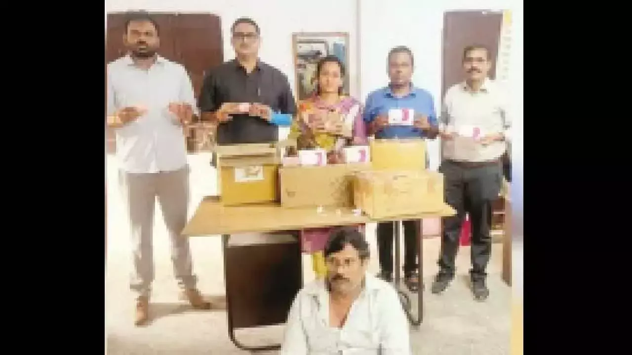 Telangana: डीसीए ने 5.21 लाख रुपये की नकली दवाएं जब्त कीं Telangana: डीसीए ने 5.21 लाख रुपये की नकली दवाएं जब्त कीं