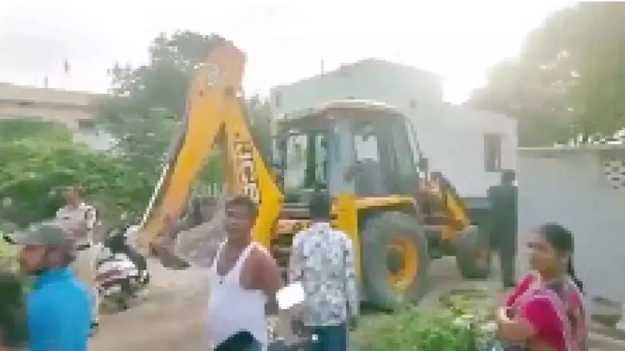 Telangana: हाइड्रा ने अलवाल में चिन्नारी कुंटा में अवैध इमारतों को ढहा दिया