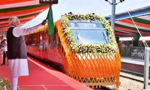 PM Modi ने कश्मीर के लिए वंदे भारत ट्रेन सेवा को हरी झंडी दिखाई