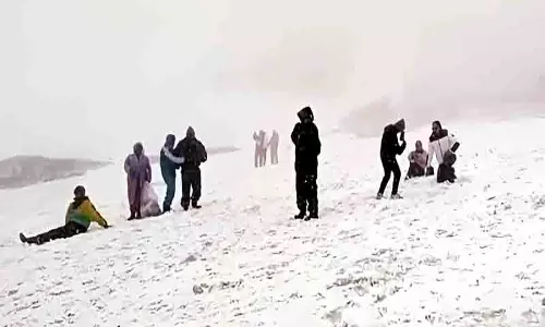 बर्फबारी का मजा, Rohtang दर्रे पर बर्फबारी से गर्मी का मौसम खत्म बर्फबारी का मजा, Rohtang दर्रे पर बर्फबारी से गर्मी का मौसम खत्म