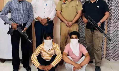 Amritsar में हथियार और जाली मुद्रा के साथ तीन लोग गिरफ्तार Amritsar में हथियार और जाली मुद्रा के साथ तीन लोग गिरफ्तार