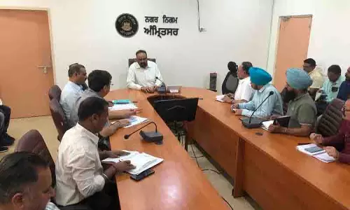 MC आयुक्त ने अमृतसर में सफाई, सड़क रखरखाव कार्य की समीक्षा की MC आयुक्त ने अमृतसर में सफाई, सड़क रखरखाव कार्य की समीक्षा की
