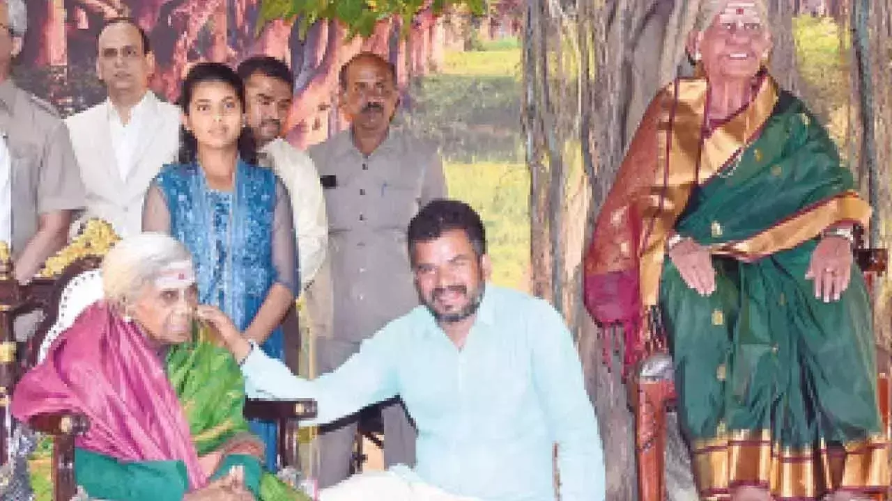 Karnataka: हरित कार्यकर्ता सालूमरदा थिमक्का को आदमकद सिलिकॉन मूर्तिकला से सम्मानित किया गया