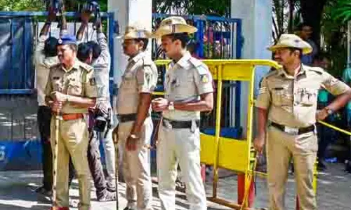 Karnataka CM के आवास पर सुरक्षा कड़ी की गई, भाजपा ने पुलिस की कार्रवाई पर सवाल उठाए Karnataka CM के आवास पर सुरक्षा कड़ी की गई, भाजपा ने पुलिस की कार्रवाई पर सवाल उठाए