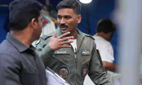 Dhanush ने तेरे इश्क में के लिए अपनाया नया लुक, छोटे बाल और मूंछों में दिखे दमदार Dhanush ने तेरे इश्क में के लिए अपनाया नया लुक, छोटे बाल और मूंछों में दिखे दमदार