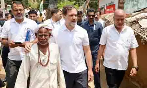 Rahul Gandhi ने बिहार में माउंटेन मैन के परिवार से मुलाकात की Rahul Gandhi ने बिहार में माउंटेन मैन के परिवार से मुलाकात की