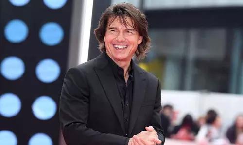 Tom Cruise ने सबसे ऊंची जलती हुई पैराशूट छलांग का गिनीज़ रिकॉर्ड बनाया Tom Cruise ने सबसे ऊंची जलती हुई पैराशूट छलांग का गिनीज़ रिकॉर्ड बनाया