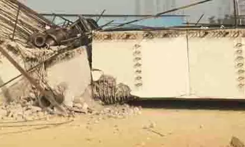 Gujarat में निर्माणाधीन पुल का स्लैब गिरने से एक मजदूर घायल, एक अन्य फंसा Gujarat में निर्माणाधीन पुल का स्लैब गिरने से एक मजदूर घायल, एक अन्य फंसा