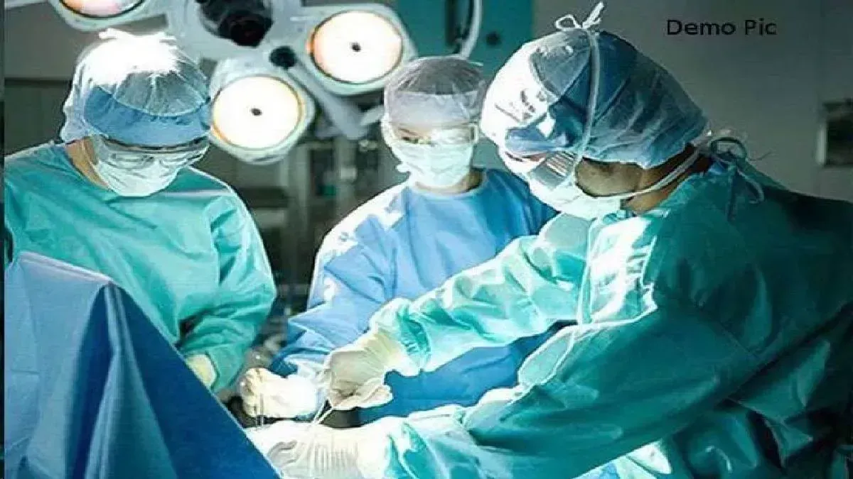 AGS Hospital में सर्जन Dr दिलीप कुमार ने की 20 केजी हाईड्रोसिल ट्यूमर वाले मरीज का सफल आपरेशन