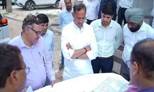 Delhi के मंत्री रविन्द्र इंद्राज ने नरेला में दिव्यांग व्यक्तियों के लिए निर्माणाधीन सुविधा का किया निरीक्षण