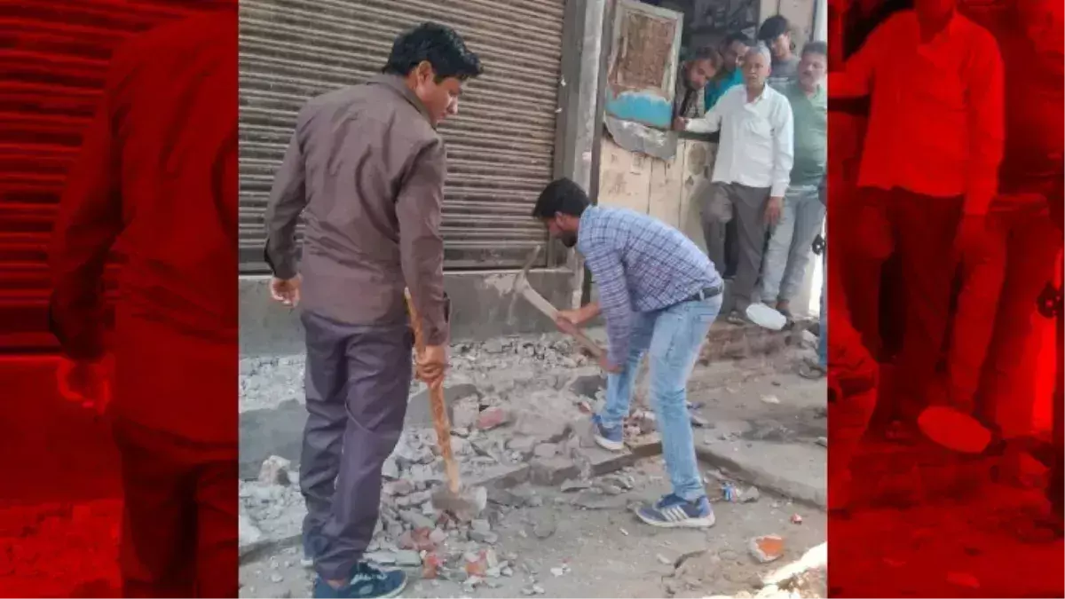 Sultanpuri में नगर निगम की बड़ी कार्रवाई, रैंप-चबूतरे हटाकर सड़क की सफाई Sultanpuri में नगर निगम की बड़ी कार्रवाई, रैंप-चबूतरे हटाकर सड़क की सफाई