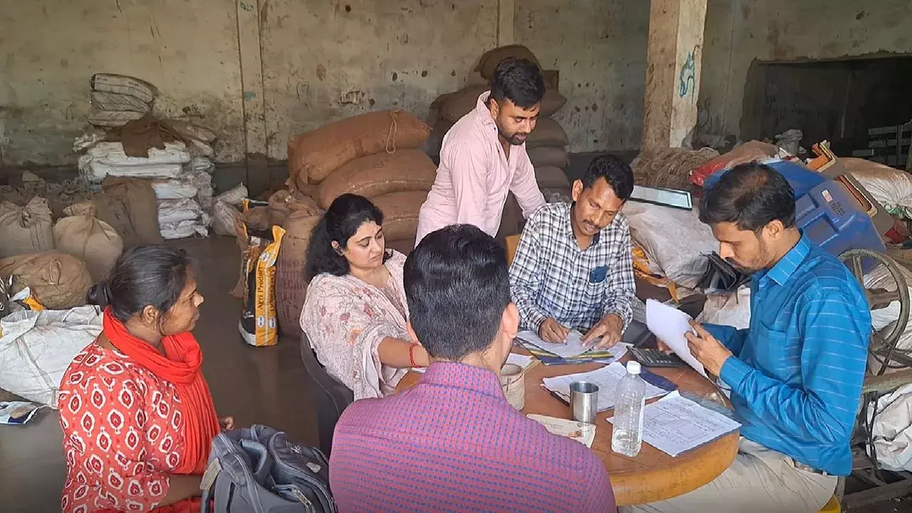 सुपारी फैक्ट्री में छापेमारी, डेढ़ करोड़ का माल जब्त सुपारी फैक्ट्री में छापेमारी, डेढ़ करोड़ का माल जब्त