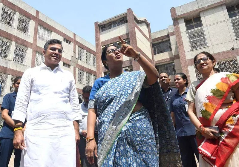 दिल्ली की मुख्यमंत्री रेखा गुप्ता ने शालीमार बाग के स्कूलों का निरीक्षण किया दिल्ली की मुख्यमंत्री रेखा गुप्ता ने शालीमार बाग के स्कूलों का निरीक्षण किया