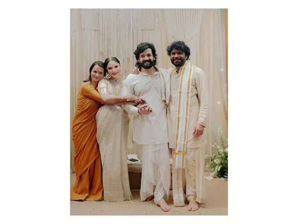 Nagarjuna ने अपने बेटे की शादी की मनमोहक तस्वीरें शेयर कीं Nagarjuna ने अपने बेटे की शादी की मनमोहक तस्वीरें शेयर कीं